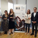 La directora del área de Cultura y Patrimonio de la Fundación Santa María la Real, Paula Conde; el director de Equipo Banca Privada en Castilla y León del Banco Sabadell en representación de Fundación Banco Sabadell, Fernando Ponzán, y la coordinadora del ciclo musical ‘Las piedras cantan’, Lucía Garrote, presentan una nueva edición de la actividad