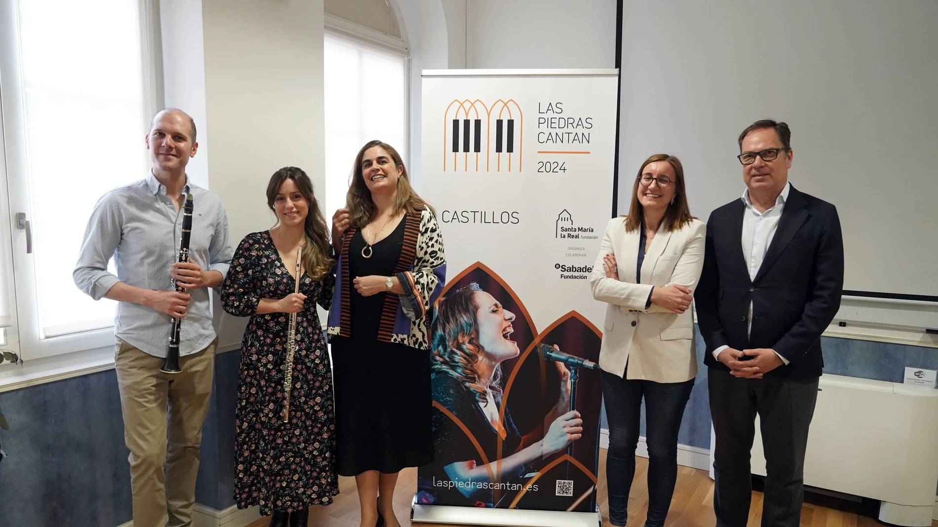 La directora del área de Cultura y Patrimonio de la Fundación Santa María la Real, Paula Conde; el director de Equipo Banca Privada en Castilla y León del Banco Sabadell en representación de Fundación Banco Sabadell, Fernando Ponzán, y la coordinadora del ciclo musical ‘Las piedras cantan’, Lucía Garrote, presentan una nueva edición de la actividad