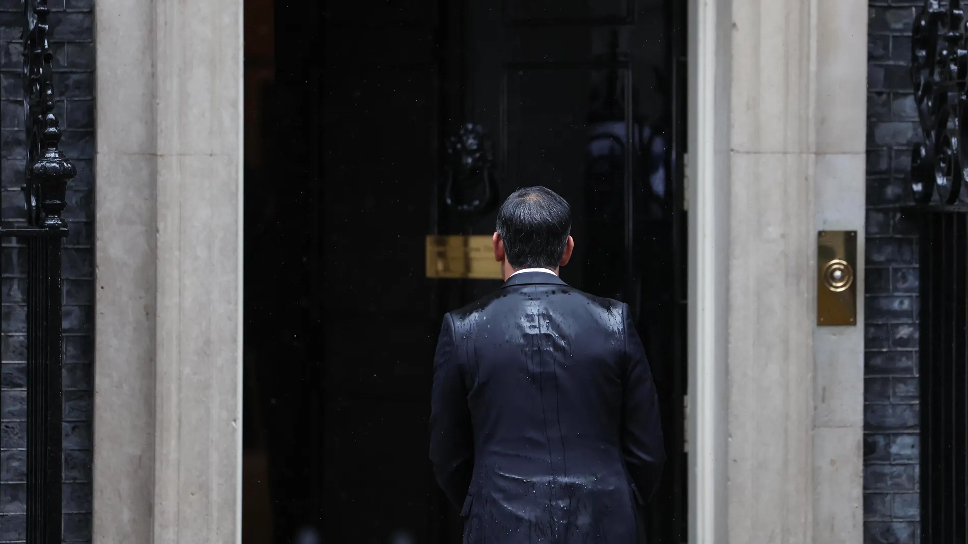London (United Kingdom), 21/05/2024.- British Prime Minister Rishi Sunak leaves after delivering a speech outside 10 Downing Street in London, Britain, 22 May 2024. Sunak announced a snap election with polling day on 04 July 2024. (Elecciones, Reino Unido, Londres) EFE/EPA/NEIL HALL 