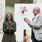 Carnero y Carvajal entregan la figura del Comediante de Honor del TAC a Claire Ducreux