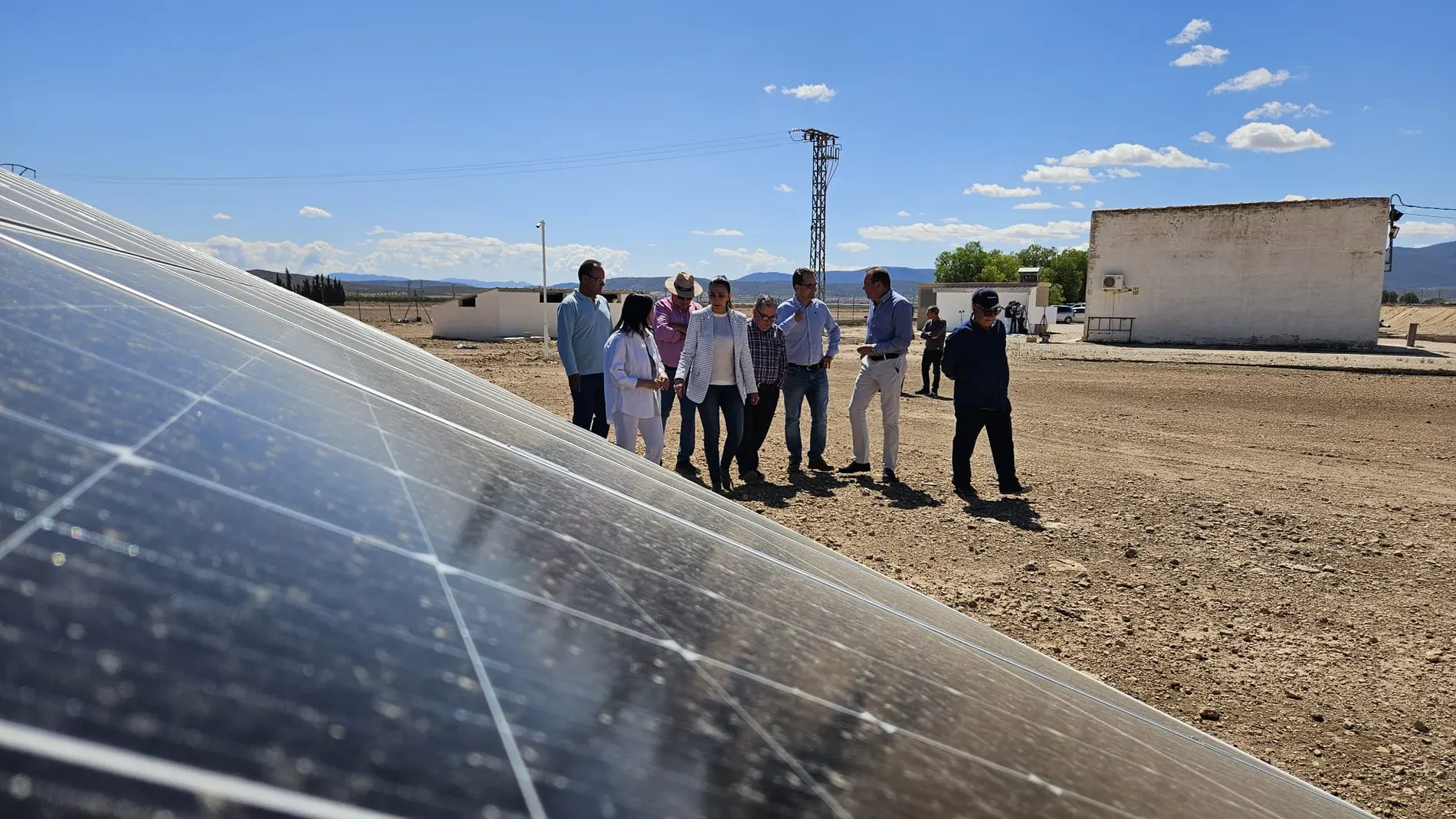 La consejera Sara Rubira visita la instalación fotovoltaica de la Comunidad de Regantes Pozo de Santiago de Yecla