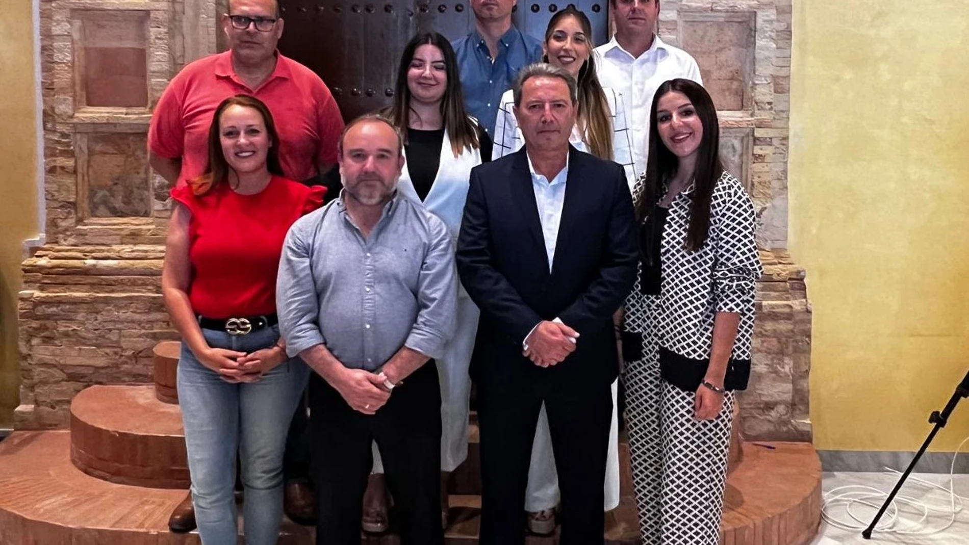 El nuevo equipo de Gobierno, formado por los exconcejales del PSOE y los de PP 