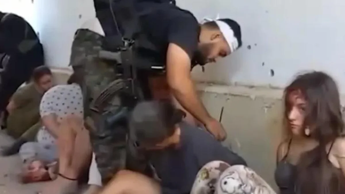 ¿Israel manipuló el terrorífico vídeo de las cinco soldados ensangrentadas y maniatadas por Hamás?