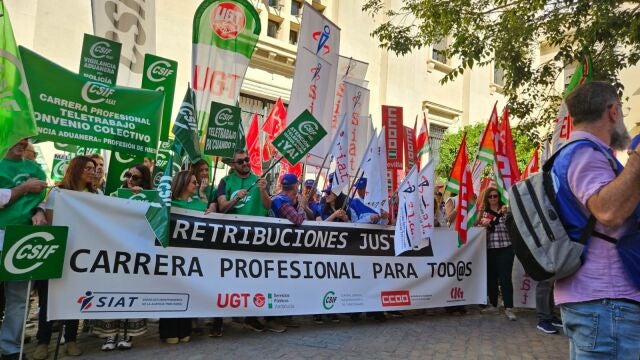 Unos 300 trabajadores de la Agencia Tributaria se concentran en Sevilla para reivindicar mejoras laborales y salariales