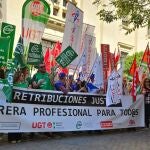 Unos 300 trabajadores de la Agencia Tributaria se concentran en Sevilla para reivindicar mejoras laborales y salariales