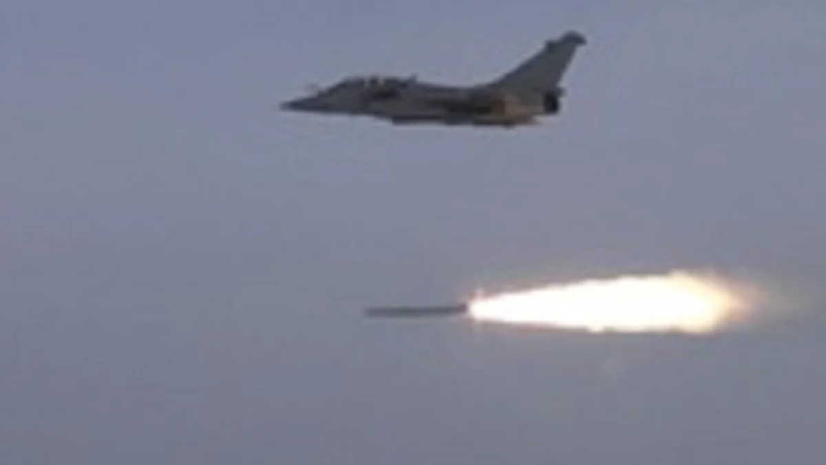 Francia responde a Rusia con el disparo de un misil supersónico nuclear desde un avión Rafale