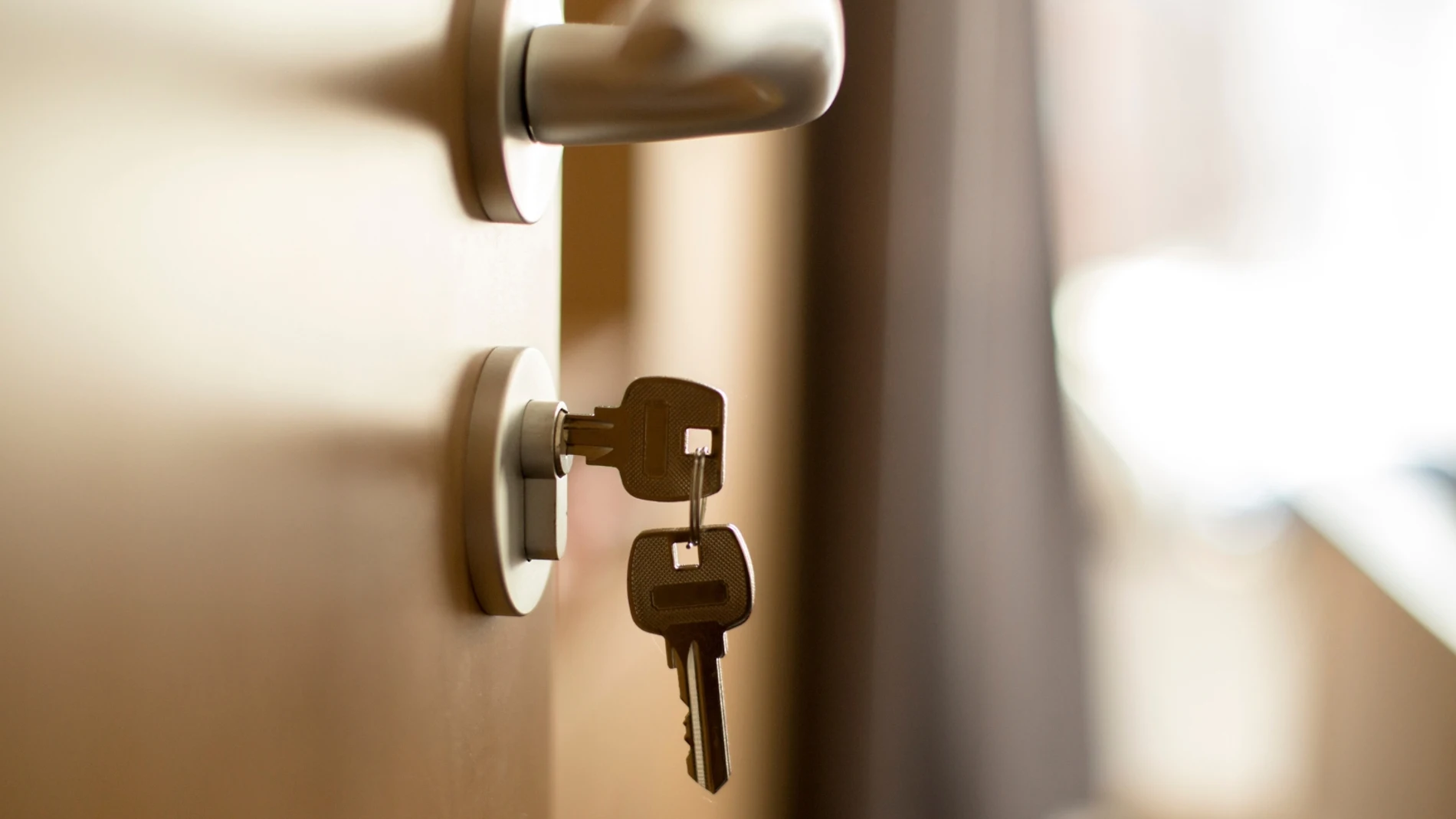 Un experto en seguridad alerta sobre el peligro de dejar la llave puesta por dentro en la puerta