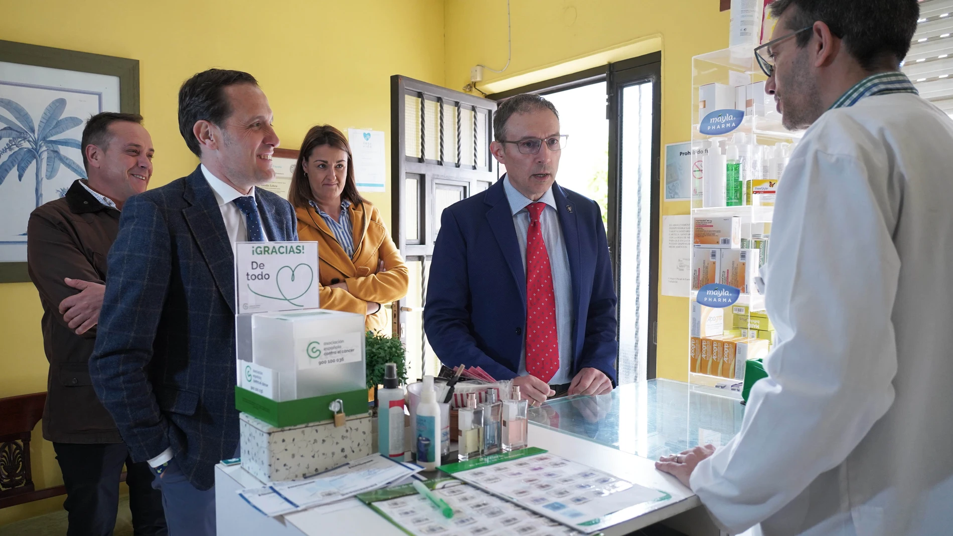 Conrado ïscar junto a Rafael Martínez Olmedo en una farmacia en San Pedro de Latarce