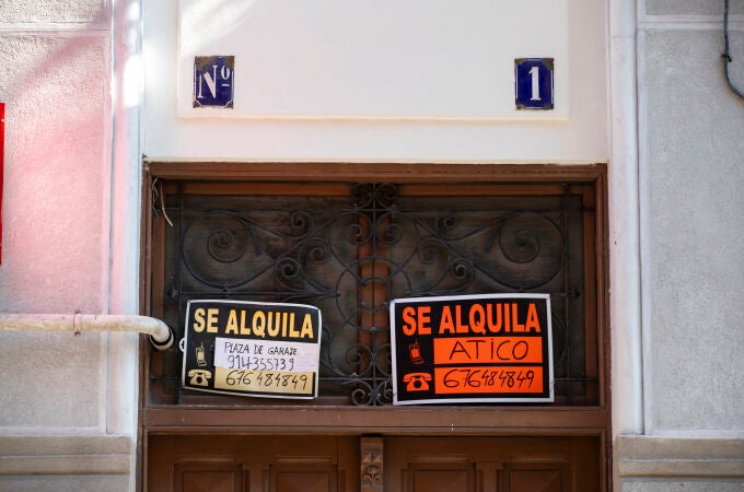 Cartel de anuncio de alquiler de viviendas en un portal de un edifico en Madrid. © Jesús G. Feria. 