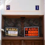 Cartel de anuncio de alquiler de viviendas en un portal de un edifico en Madrid. © Jesús G. Feria. 