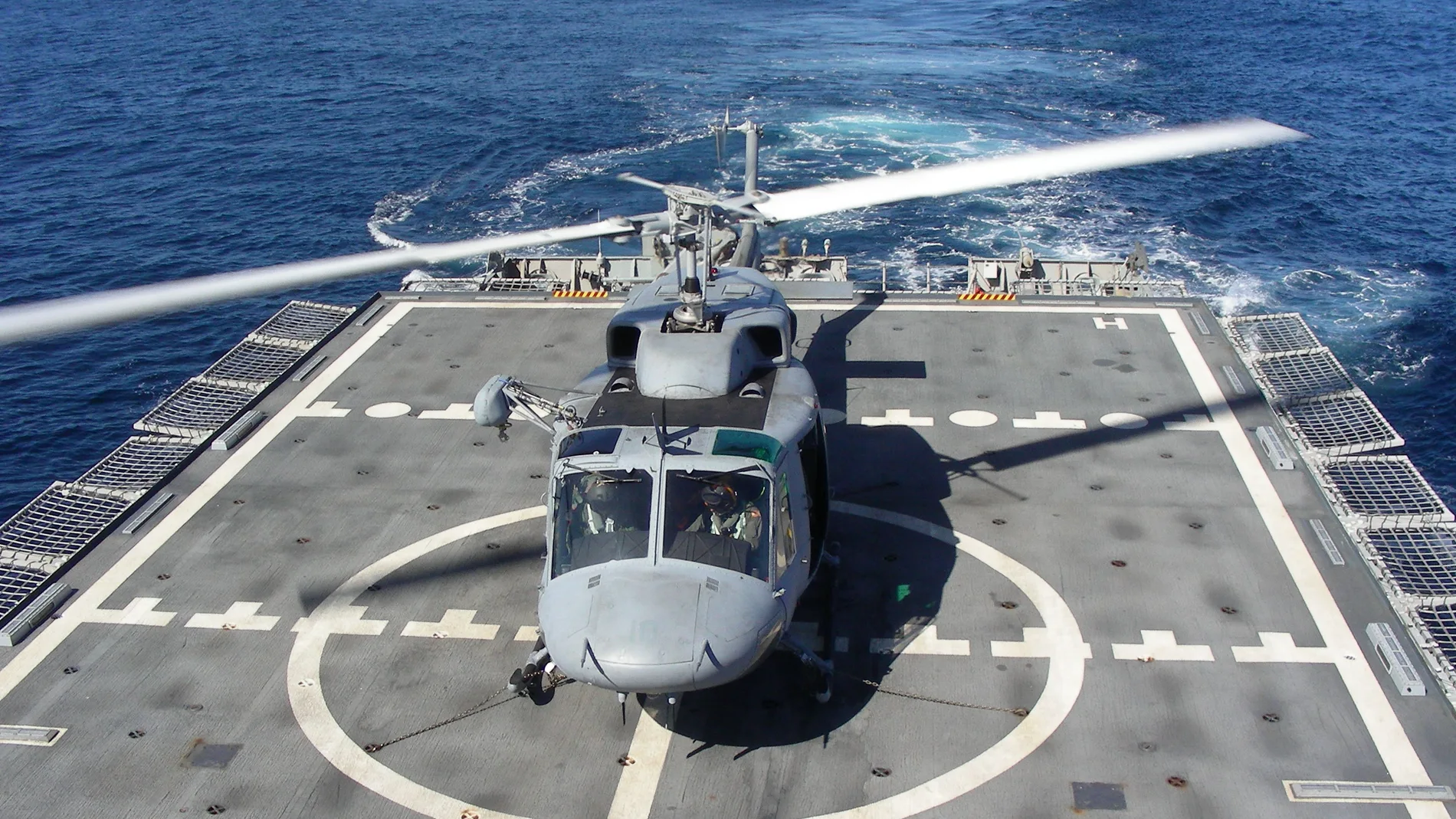Un helicóptero Bell 212 trincado en la cubierta de buque de la Armada