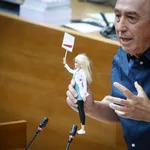 El síndic de Compromís, Joan Baldoví, muestra la muñeca Barbie durante la sesión de control en Les Corts