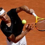 Nadal practica el saque en un entrenamiento en Roland Garros