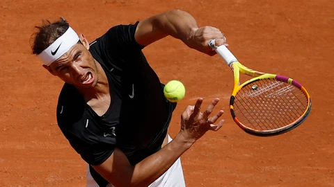 Nadal practica el saque en un entrenamiento en Roland Garros