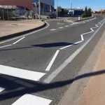 La DGT explica el verdadero significado de las nuevas líneas de borde quebradas en las carreteras de España