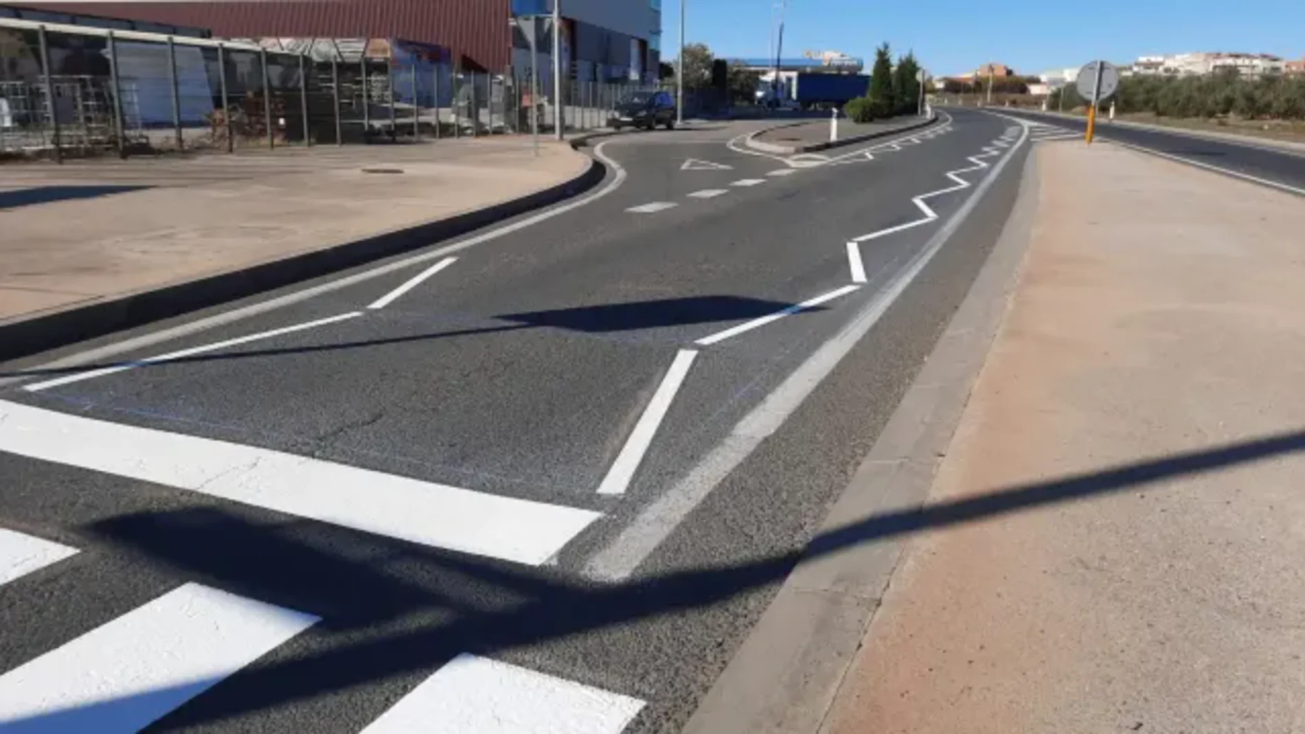 La DGT explica el verdadero significado de las nuevas líneas de borde quebradas en las carreteras de España