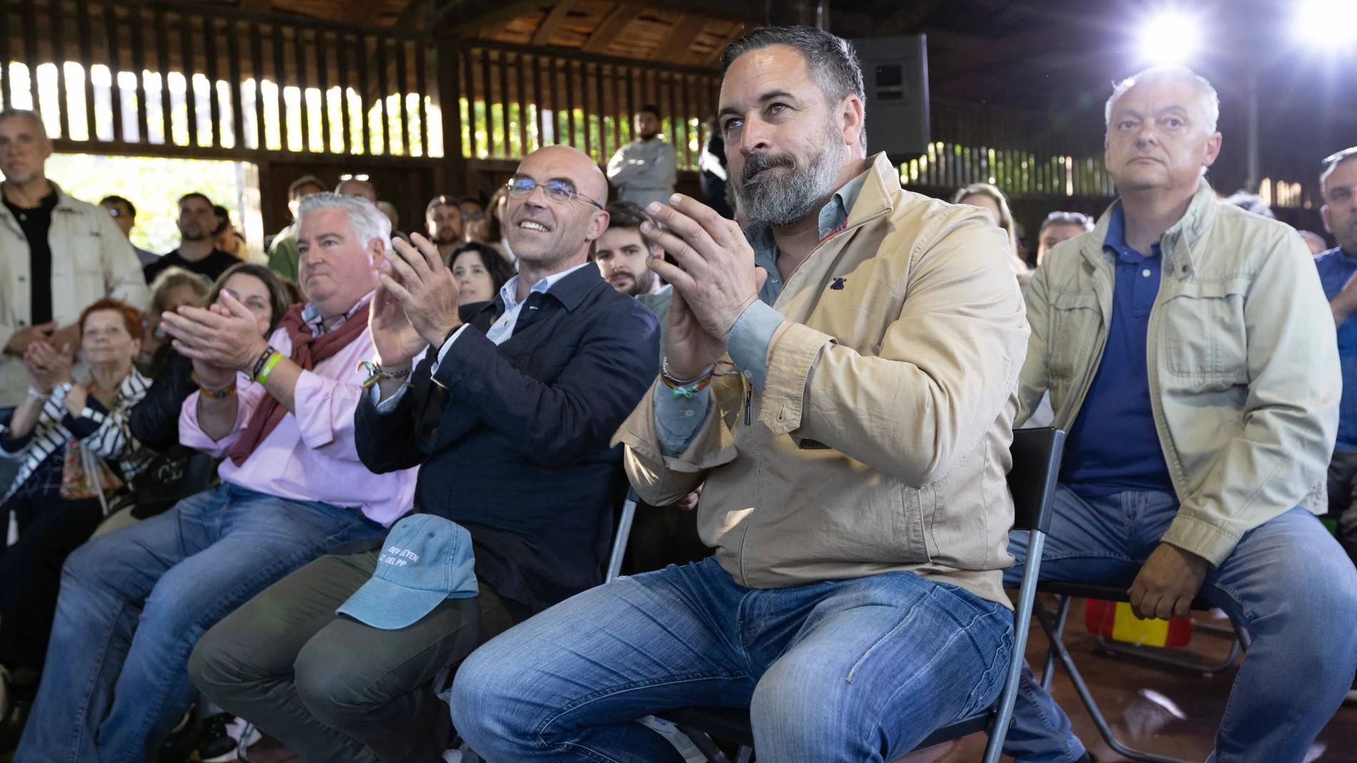 El líder de VOX, Santiago Abascal (d) y el candidato de VOX a las elecciones europeas, Jorge Buxadé (c), durante un acto de Vox, en el Museo del Pueblo de Asturias, a 24 de mayo de 2024, en Gijón, Asturias (España). El líder de Vox ha viajado a Gijón para apoyar a Jorge Buxadé, candidato de la formación de derechas a los comicios europeos, en la campaña electoral de Vox a las elecciones se celebran el próximo 9 de junio. Durante el acto, se han aborado cuestiones como el pacto verde y la Agen...