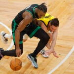 Jaylen Brown roba el balón y arrolla a T. J. McConnell