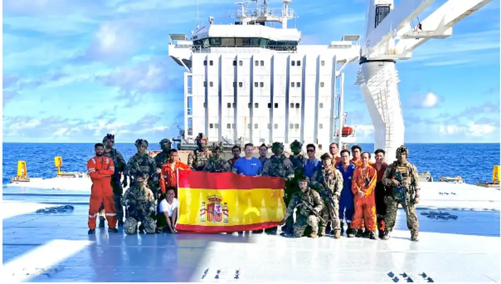 La tripulación del buque liberado posa junto a los boinas verdes (FGNE) de la Armada 