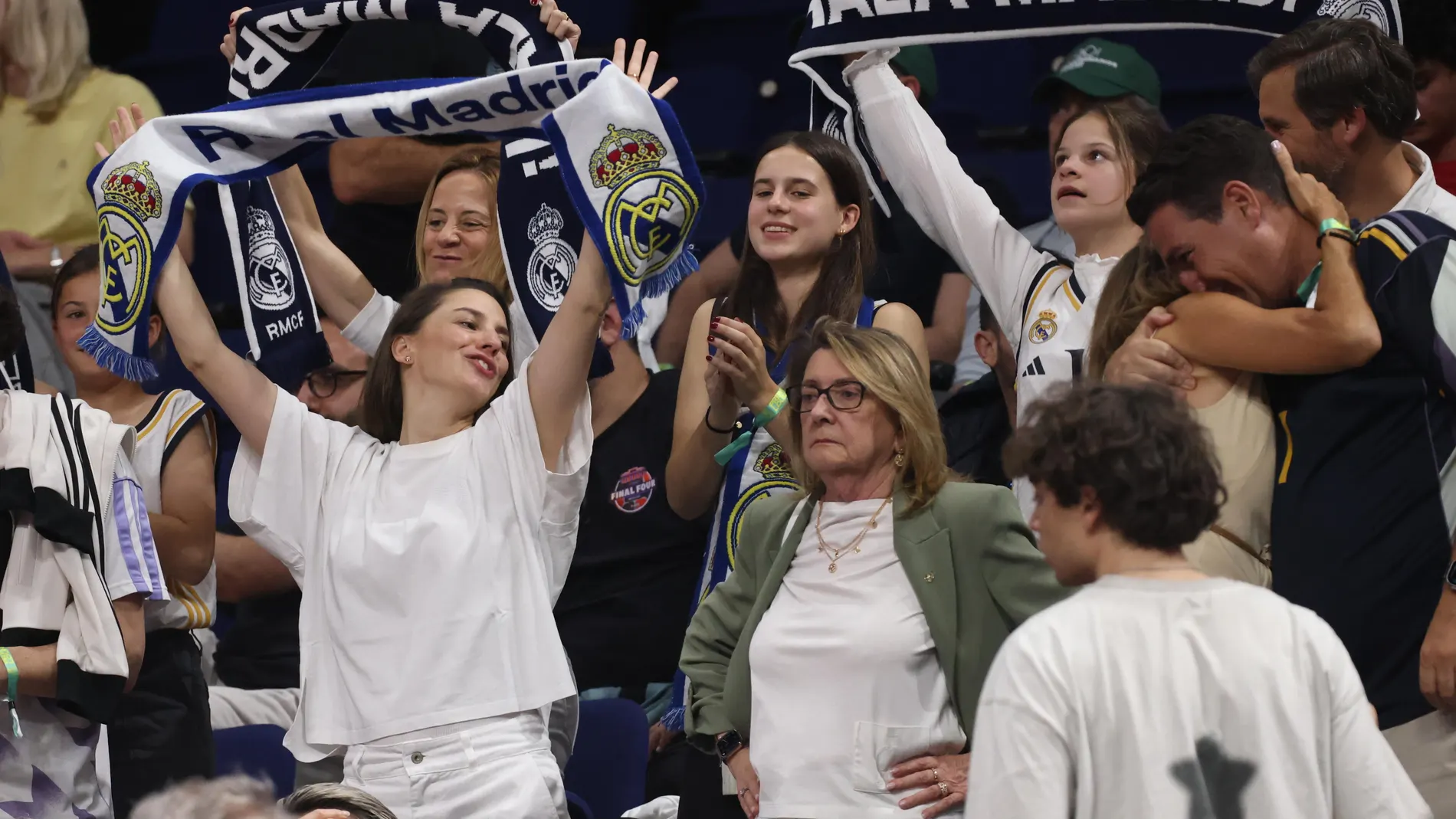 Aficionados del Real Madrid en el Uber Arena de Berlín