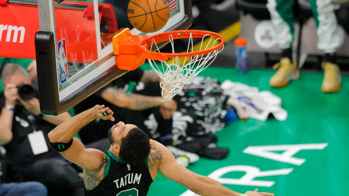 Los Celtics, a un partido de las Finales de la NBA tras remontar 18 puntos a los Pacers (111-114)