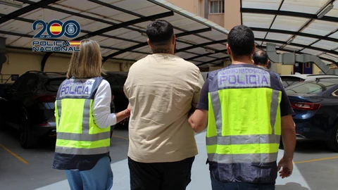 Imagen facilitada por la Policía Nacional del traslado del conductor del vehículo que atropelló el pasado domingo a un niño de 8 años en la Ronda Norte de València que ha sido detenido este jueves