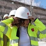 La presidenta de la Comunidad de Madrid, Isabel Díaz Ayuso, durante su visita a las obras de edificación y el piso piloto de una de las promociones del Plan Vive del Gobierno regional, en San Sebastián de los Reyes, a 9 de marzo de 2023, en Madrid (España). El Plan Vive es un nuevo modelo promovido por la Comunidad de Madrid con la intención de aumentar el número de viviendas asequibles en la región. El objetivo de este plan es que los madrileños se beneficien de alquileres más bajos que los que ofrece el mercado actual. 09 MARZO 2023;PLAN VIVE;VIVIENDA;ASEQUIBLE;ALQUILERES;BAJOS;CASAS;JÓVENES;AYUSO;EDIFICACIÓN;PISO PILOTO Isabel Infantes / Europa Press 09/03/2023