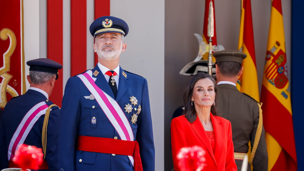 La Reina Letizia recupera su traje rojo favorito (y mantiene sus zapatillas deportivas) para el Día de las Fuerzas Armadas en Oviedo