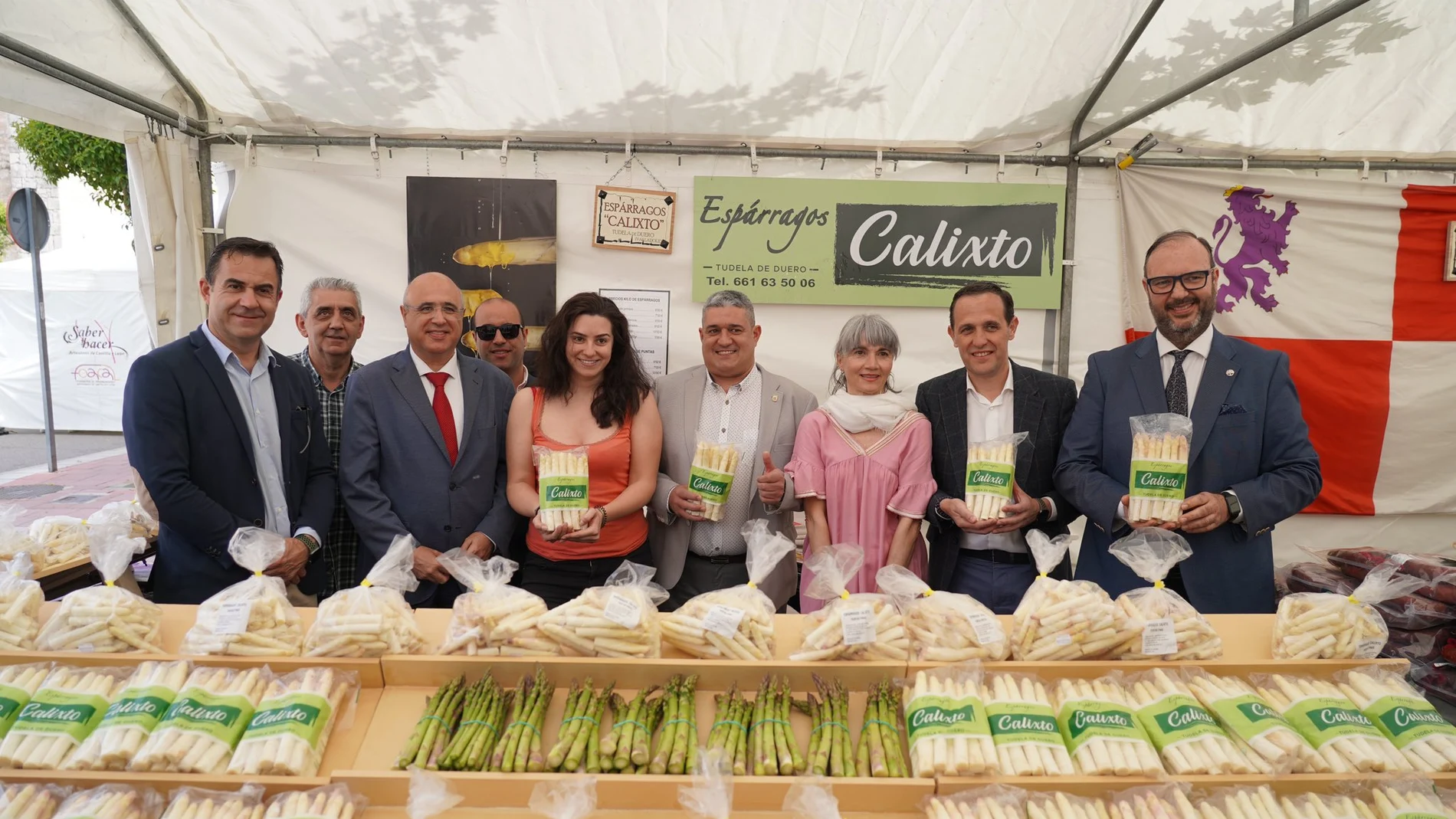 El presidente de la Diputación de Valladolid, Conrado Íscar, visita la Feria de Exaltación del Espárrago y la Artesanía