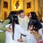 Daniel Mielgo abraza a su mujer y tres hijas en la Catedral de Ciudad Rodrigo (Salamanca)