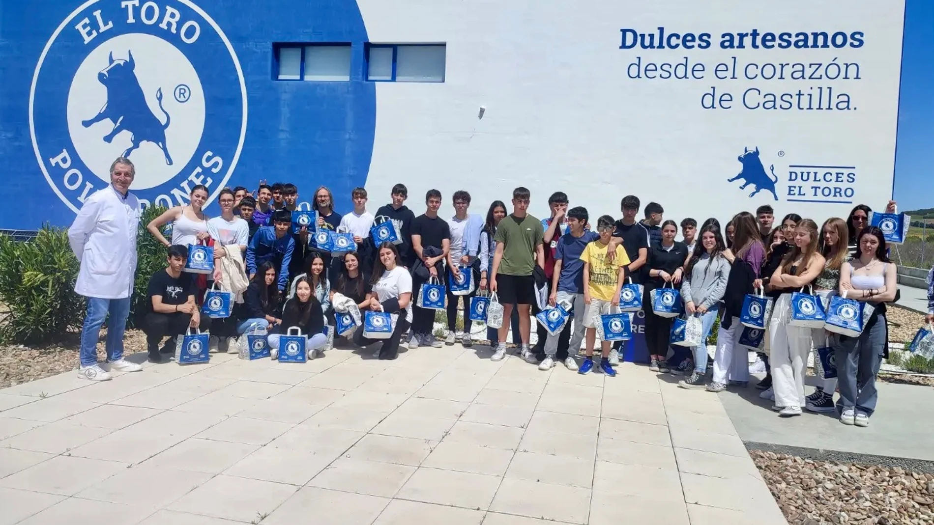 Los participantes en el programa "Empresa Familiar en las aulas" visitan "El Toro"