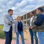 El senador popular por Soria, José Manuel Hernando; El senador Javier Jiménez; y La vicepresidenta de la Diputación provincial y alcaldesa de Garray, María José Jiménez, visitan la promoción de viviendas de la Junta en Garray