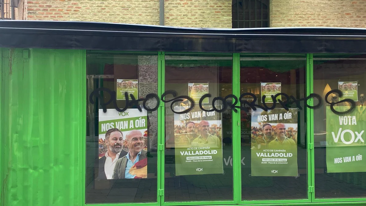 Vox denuncia un acto vandálico a su caseta de campaña en Valladolid, como sucedió en las generales de 2023