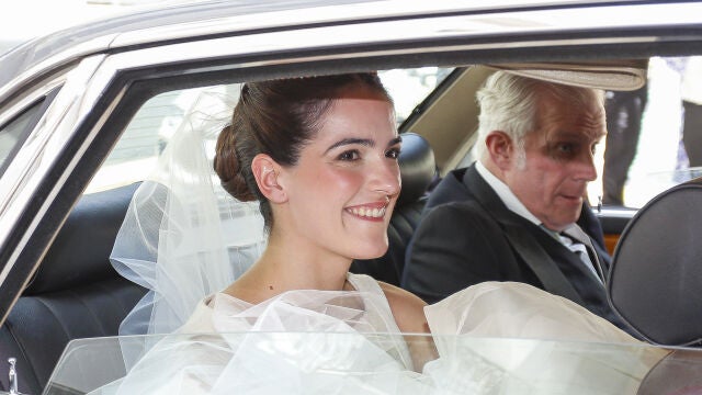 María de Chiris llegando a la boda junto a su padre