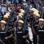 Desfile militar en Oviedo con motivo del Día de las Fuerzas Armadas