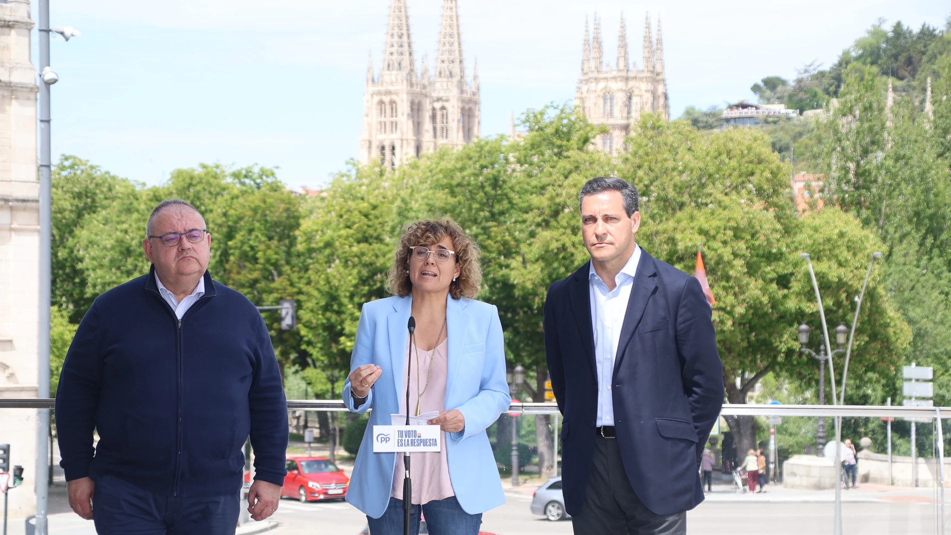 La cabeza de lista del PP para las elecciones al Parlamento Europeo, Dolors Montserrat, junto al 'número doce', el vallisoletano Raúl de la Hoz, en Burgos EUROPA PRESS 25/05/2024
