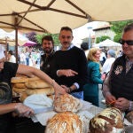  El vicepresidente de la Junta,Juan García Gallardo; y el consejero de Agricultura, Gerardo Dueñas, junto al procurador por Palencia, David Hierro, entre otros, realiza un recorrido por la Feria del Pan de Grijota