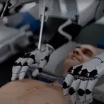 El cirujano robótico en plena intervención