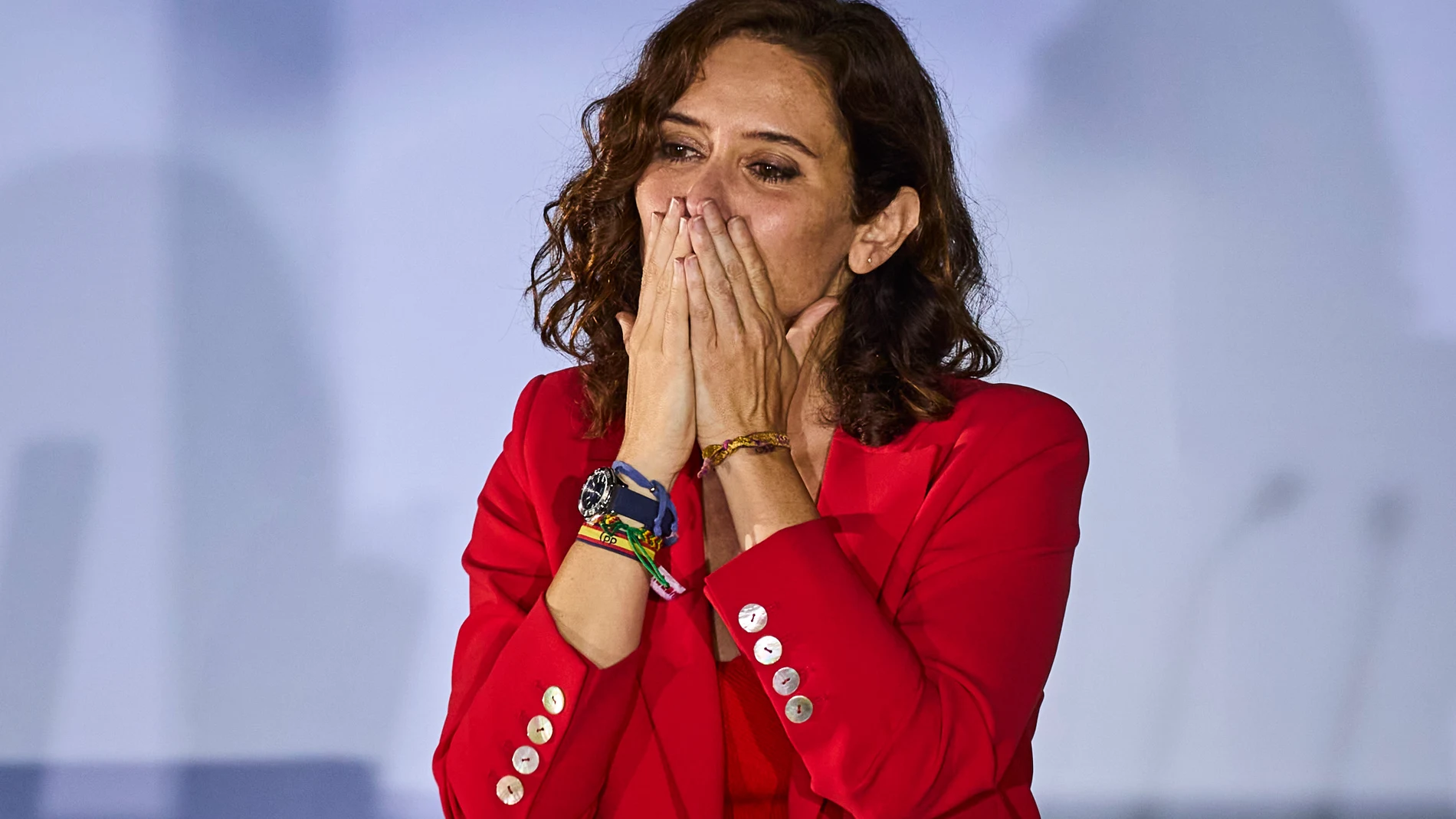 Noche electoral en la sede del PP en la calle Genova. Alberto Nuñez Feijóo, Isabel Diaz Ayuso y Martinez Almeida salen al balcón de la sede del Partido Popular. Hoy se celebran las elecciones locales y autonómicas del 28