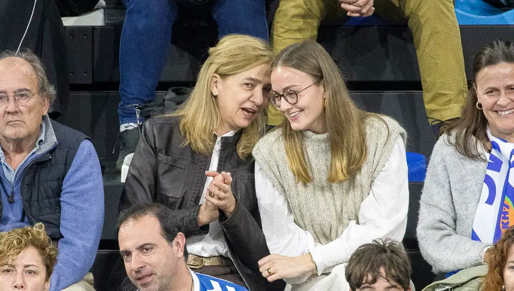 La Infanta Cristina junto a Johanna Zott en la Liga Asobal de Balonmano. El 24 de marzo de 2024