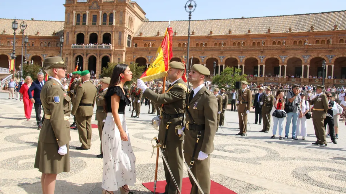 Casi 2.000 personas en la Jura de Bandera para personal civil de la Plaza de España de Sevilla