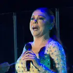Isabel Pantoja, desbordada de emoción en su concierto en Zaragoza