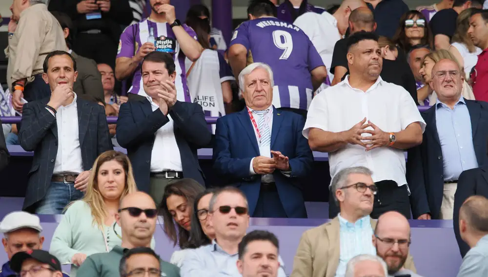 El presidente Alfonso Fernández Mañueco, el alcalde Jesús Julio Carnero y Ronaldo durante el partido