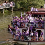 En barco, bus y en la Plaza Mayor: la fiesta del ascenso del lunes del Real Valladolid