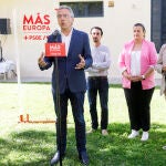 El secretario de Acción Electoral de la Comisión Ejecutiva Federal del PSOE, Javier Izquierdo, junto a la portavoz socialista en el ayuntamiento, Clara Martín; el secretario provincial, José Luis Aceves; y el teniente alcalde de Encinillas, candidato a las elecciones europeas, Rodrigo Martínez Roncero; atienden a la prensa en la sede del partido en Segovia
