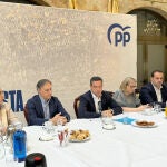 De la Hoz, durante el desayuno informativo en Salamanca junto a Isabel Blanco y Carlos García Carbayo, entre otros