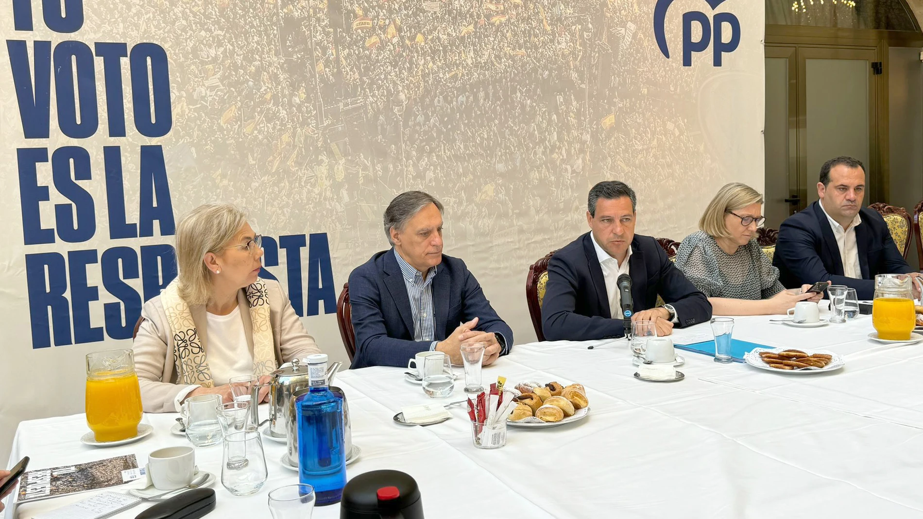 De la Hoz, durante el desayuno informativo en Salamanca junto a Isabel Blanco y Carlos García Carbayo, entre otros