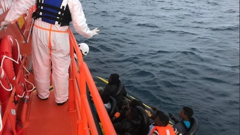Imagen de archivo del rescate de varios inmigrantes en una patera "toy"