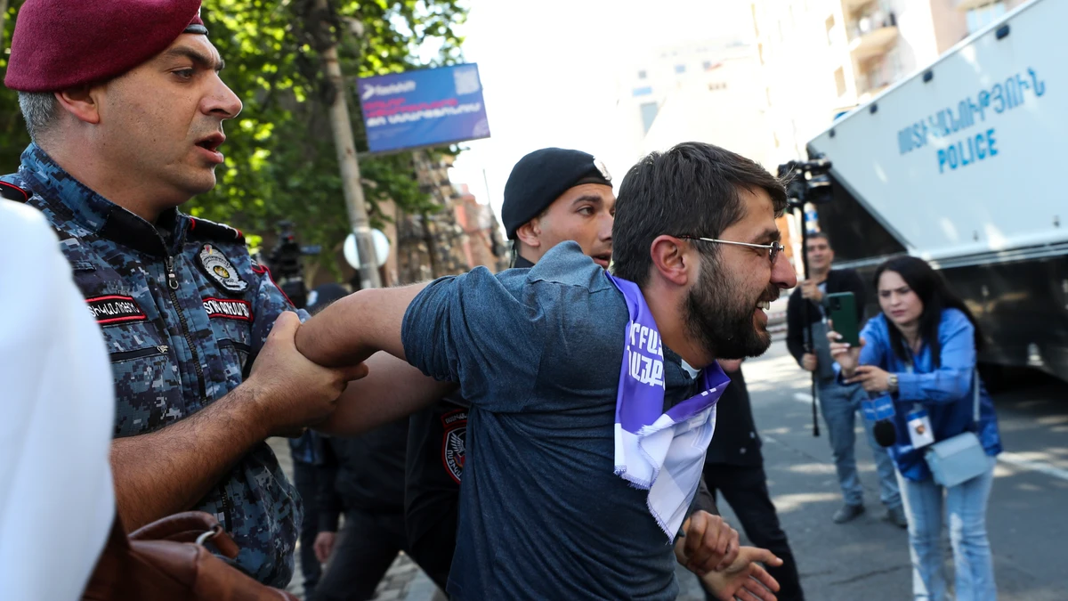 Armenia detiene a más de 270 manifestantes que pedían la dimisión del primer ministro