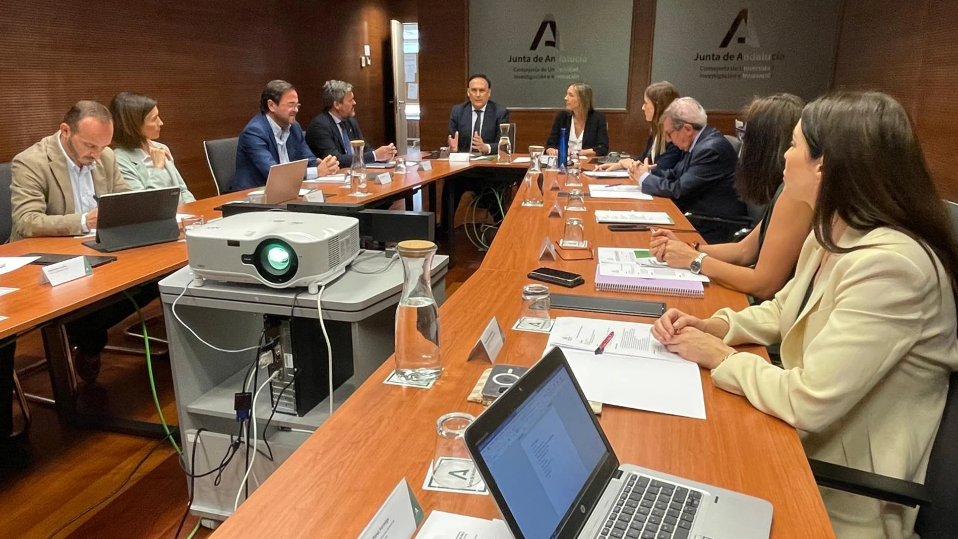Reunión presidida por el consejero de Universidad